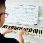 נושמים מוזיקה? – הירשמו לשיעורי פסנתר, גיטרה ופיתוח קול!